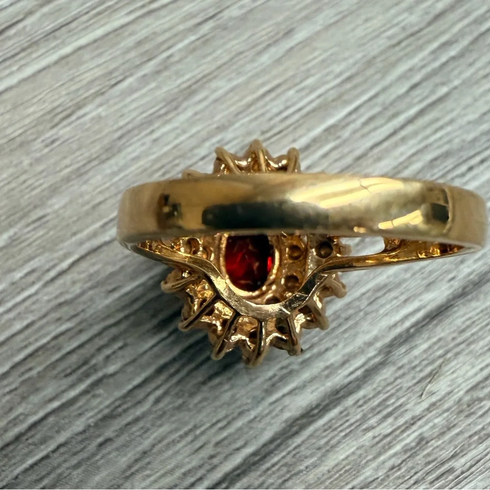 Elegant Gold and Red Gemstone Ring 18k